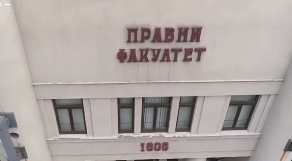 PRAVNI FAKULTET BLOKIRAN ZA "REGULARNE" STUDENTE Ali ko plati 900 evra, vrata se širom otvaraju