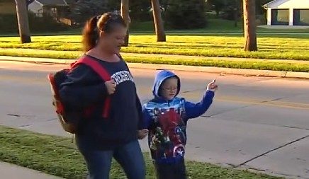 MAJKA I SIN SVAKOG DANA PEŠAČILI KILOMETRIMA DO ŠKOLE Nisu imali pare za auto, smrzavali se, a onda im je televizijska emisija promenila život iz korena! (VIDEO)
