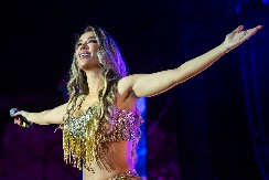 TEA KAO TEMPIRANA BOMBA! Skinula se na plaži u minijaturni bikini i pokazala izvajano telo!