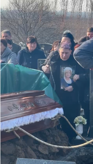 ''DOSLOVNO 5 MINUTA NAKON SAHRANE NJENE MAJKE'' Fotka Matorinih prijatelja razbesnela javnost: ''Ništa odvratije nisam video ''