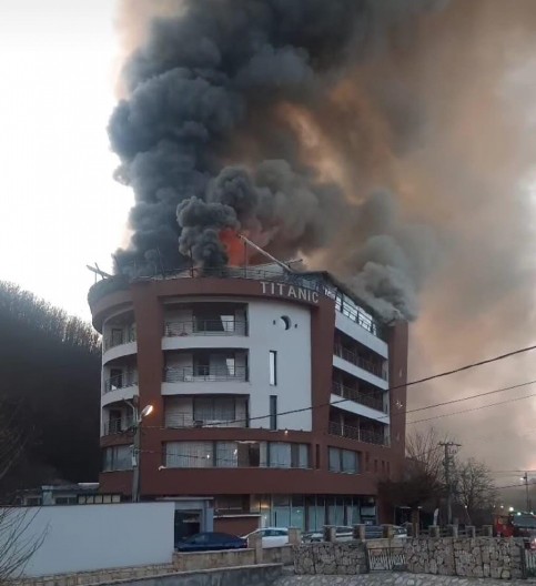 GORI POZNATI HOTEL U NOVOM PAZARU: "Videli smo plamen kako izbija kroz stakleni deo krova restorana i čuli pucketanje" (VIDEO)