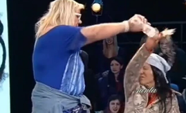 BRUTALNA TUČA NAŠIH PEVAČICA U EMISIJI UŽIVO! Polivale se i gađale, napadnuta i voditeljka! (FOTO)