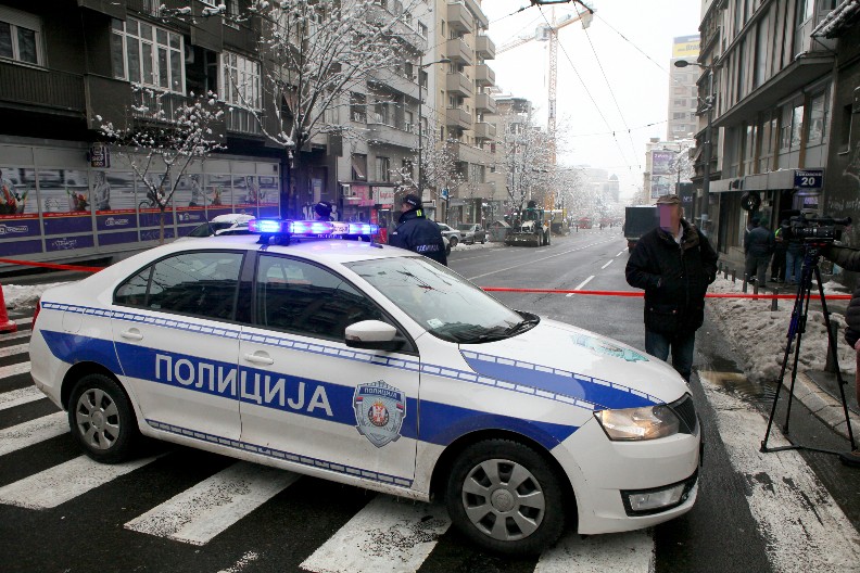 SA SEKIROM DOŠAO IM PRED KUĆU U VRŠCU Nasilnik poznaniku lupao na vrata i pretio da će ih sve pobiti