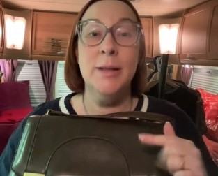 KUPILA POLOVNU TORBU NA INTERNETU Ono što je pronašla unutra LEDI KRV U ŽILAMA! (VIDEO)