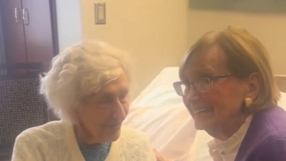 PRIJATELJSTVO KOJE JE DIRNULO SVET Rastanak dve 95-godišnje bake postao viralni hit! (VIDEO)