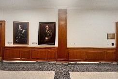 TIHO MLEVENJE IZDAJNIKA Njegove slike su skinute, izbrisan je iz Pentagona! Bio je Trampova desna ruka, a onda mu je zabio nož u leđa! Sada ga niko neće spasiti