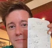 KAKO JE JEDNA PORUKA PROMENILA DŽONOV DAN Neverovatna scena u restoranu! (FOTO)