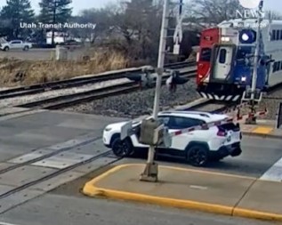 VOZ JE SMRSKAO DŽIP KAO DA JE OD PAPIRA Vozača su sekunde delile od sigurne smrti, snimak ledi krv u žilama! (VIDEO)