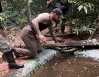 ZAŠTO LJUDI RADE OVAKO NEŠTO? Muškarac se uhvatio u koštac sa čudovištem, usledila borba između života i smrti, STRAŠNO! (VIDEO)
